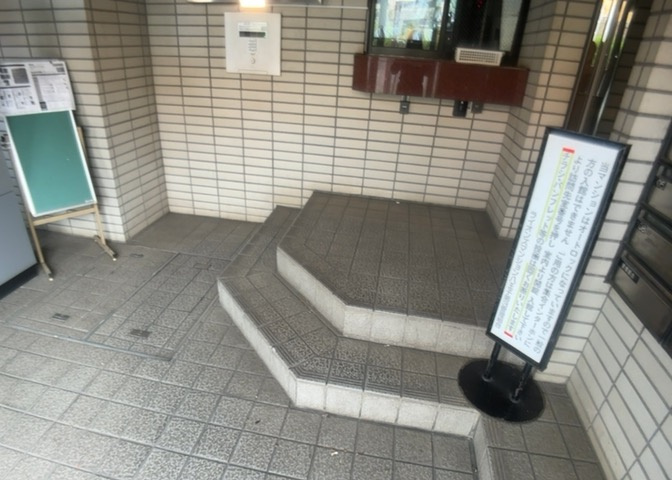 マンションのエントランスには、もともと風よけや防犯の役割がありますが、マンションによって宅配ボックスなどの設備が備わっている所もあります。日々の生活をイメージしながら生活しやすさをチェックしましょう。
