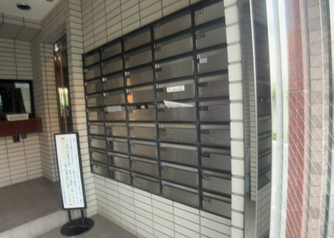 エントランス付近に設置されている集合ポストは、住んでいる部屋と離れているため、ポストをあさるなど誰かに何かされていても被害に気づきにくいです。入居する時には他人に特定されにくい番号で鍵をかけましょう！