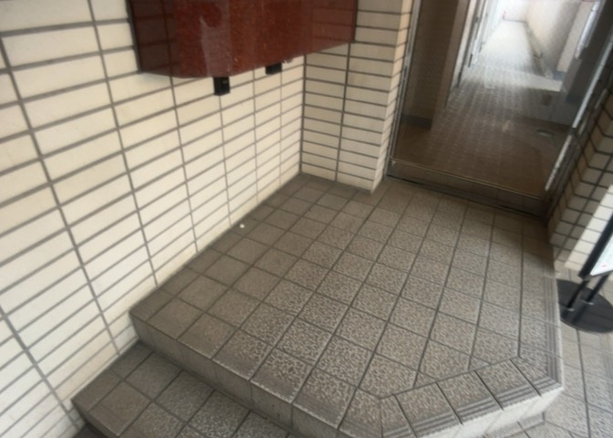 共用部分は、一棟の建物に住む区分所有者全員が共同で所有するとし、共用部分の管理、補修などは、区分所有者で形成される管理組合が行います。個人の判断で勝手に変更することはできませんので覚えておきましょう。