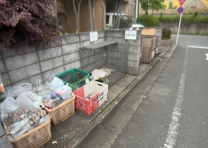 共有部分は、住民なら誰もが使える設備のこと。例えば駐車場やエレベーター、インターネット設備、セキュリティ設備などがあります。他にも、マンションの廊下・外部階段やエントランス・ゴミ置き場などがあります。