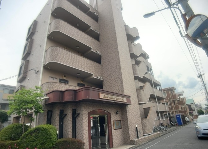道幅が広い場所は日当たりや風通が良好です。幅が広いのですれ違いも可能ですし大きな車でも駐車可能！一方で、大型車が通ることも多くなるため交通量の増加により騒音に繋がります。また土地の値段が高くなります。