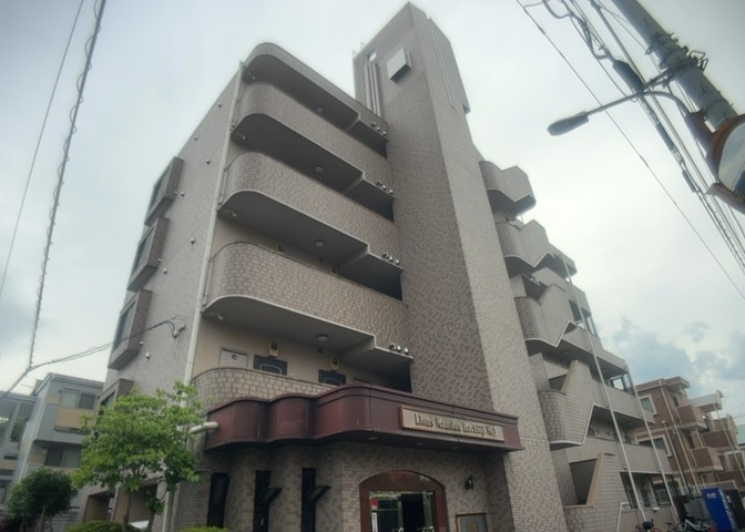 ＲＣ造、Reinforced　Concreteは直訳すると補強されたコンクリートです。主に柱や梁・床・壁が鉄筋とコンクリートで構成おり、鉄筋を組んだ型枠にコンクリートを流し込んで固めたものを指します。