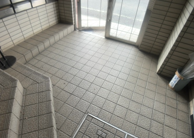 玄関は家の顔でもあり、家族以外の目にも止まる場所です。玄関は外との間を仕切る扉、靴などをしまっておく収納スペース、靴脱ぎのたたきスペース、来客とのやり取りをするドアホンなど複数のアイテムからなります。
