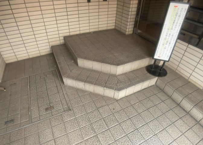 共有部分は、住民なら誰もが使える設備のこと。例えば駐車場やエレベーター、インターネット設備、セキュリティ設備などがあります。他にも、マンションの廊下・外部階段やエントランス・ゴミ置き場などがあります。
