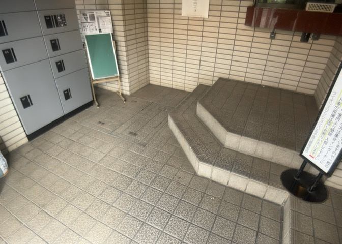 共用部分は、一棟の建物に住む区分所有者全員が共同で所有するとし、共用部分の管理、補修などは、区分所有者で形成される管理組合が行います。個人の判断で勝手に変更することはできませんので覚えておきましょう。