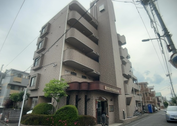 外観はマンション管理がされているかの目安になります。築年数が古いと、壁面は劣化してひび割れが生じることも！建物が古びていても細かいところが修繕されていると、きちんと管理されているなぁと感じるでしょう。