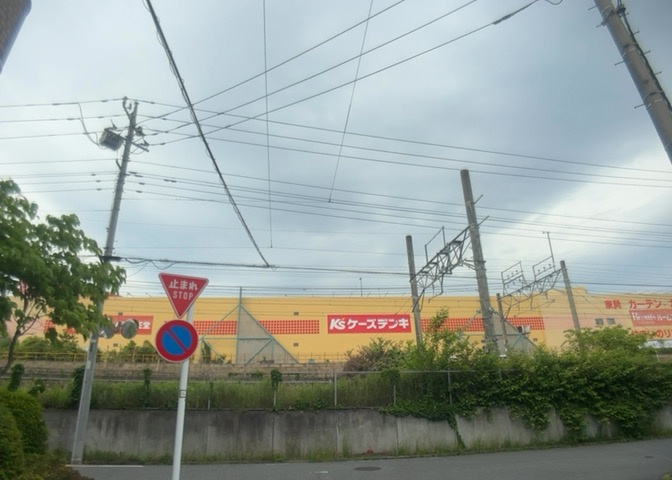 眺望の良さを楽しめるダイニングキッチンで家族団らんの時間を過ごしてはいかがでしょうか。バルコニーから見える景色を家族で眺める時間は、時間が経つのを忘れてしまいそうですね。是非、現地を見に行きましょう！