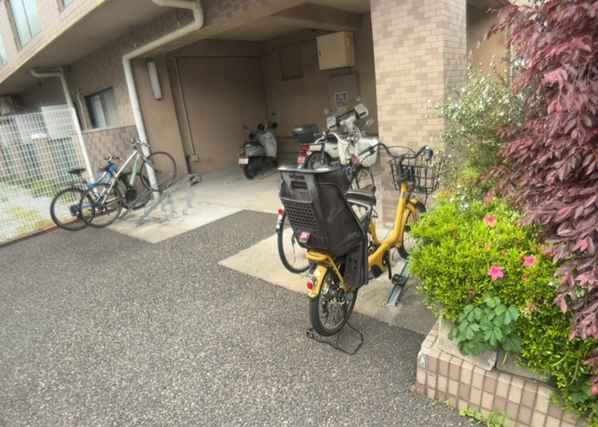 車一台あたりに必要なスペースは、標準サイズの普通自動車で横幅2m50cm、長さ5mは必要になります。ただし、乗降のことも考慮して横幅3m30cm、長さ5m50cmほどは確保できるところを選びましょう。