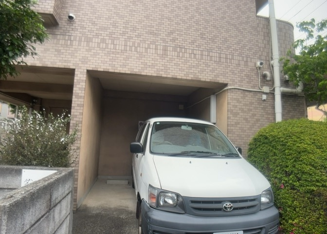 駐車場と明記されていても、最小スペースでつくられた駐車場だと大型車は駐車できなかったり、出入りしにくくなったりする可能性があります。お車のサイズと購入したい物件の駐車場のサイズを現地で確認しましょう。