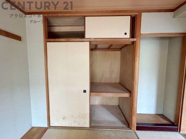 押入れは季節の衣類、寝具などを収納できます。伝統的な美しさと実用性が融合し、収納物を保護する調湿・換気効果があります。使い方によっては書類や小物なども効果的に整理でき空間を有効活用できます。