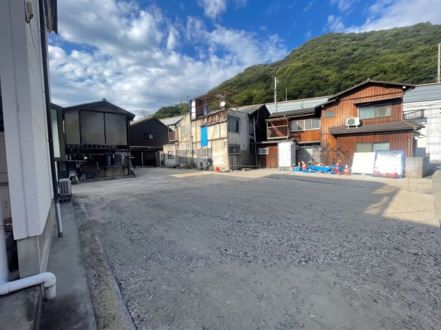 マイホーム用地としてゆとりを持ったプランを検討。敷地内は建物がなく、土地の奥行きや周辺建物との位置関係などを確認しやすい点もポイント。住居スペースのほかライフスタイルに合わせた土地利用を考えられます。
