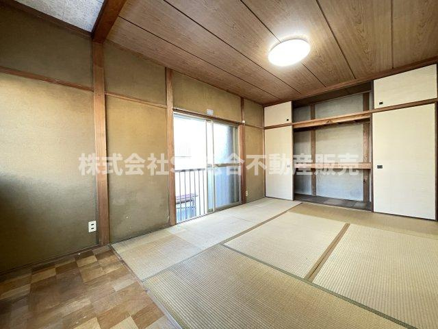 10帖の広々とした和室です！壁一面に容量たっぷりの押入がございます♪