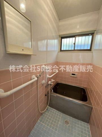 手すりが配置されており、高齢者の方も安心です！