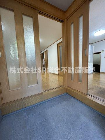 玄関はリビングかキッチンにすぐ行ける2WAY仕様で使いやすいです！