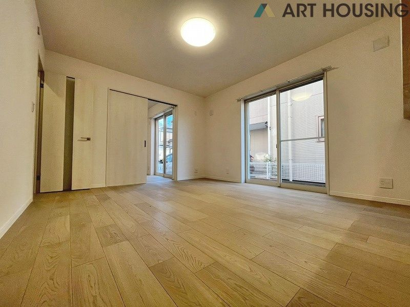 リビング隣の居室は引き戸を開放して風通し良く広々と使うことができます♪