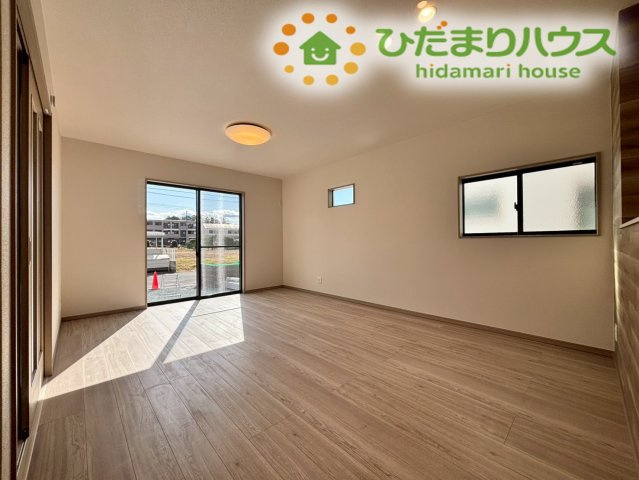 明るい木目調のフローリングが、優しく開放的な空間を演出するLDKです！複層ガラスの遮熱効果と断熱効果で、一年中快適に過ごせます☆