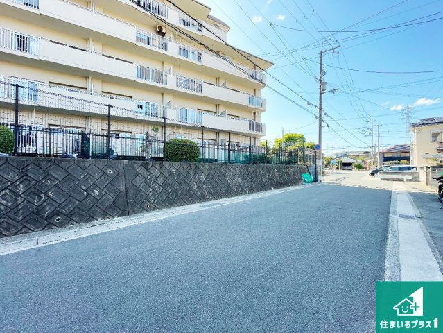 周辺は閑静な住宅街！前面道路広々で車の出し入れも便利です。