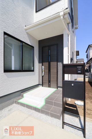 【エントランス】現地完成写真。ゆったりとした玄関。奥行きのあるポーチで雨の日も安心です。ポストも標準装備です。
