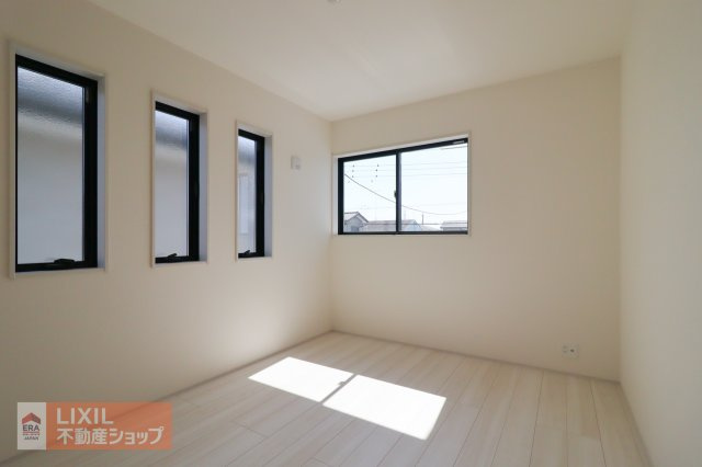 【子供部屋】現地完成写真。白を基調とした明るいフローリングが採光を優しく照らしより明るい印象に。お子様の成長を見守るお部屋♪