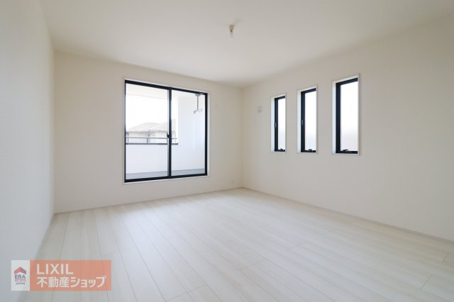 【寝室】現地完成写真。白を基調とした明るいフローリングが採光を優しく照らしより明るい印象に。明るい採光の入る主寝室です。