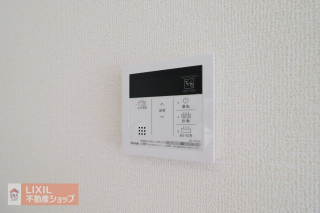 【温水設備】現地完成写真。シンプルなデザインにすることで操作もわかりやすい給湯スイッチ付きで温度調整もラクラクです。
