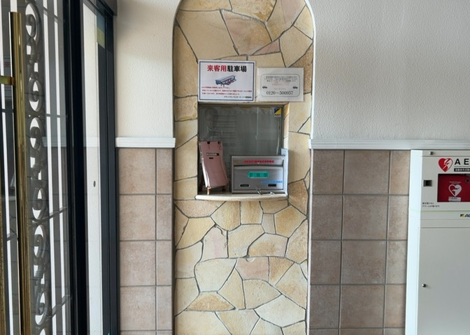 受付はマンションコンシェルジュがいる場合もあれば、管理人が滞在する小部屋を総称して呼ぶことがあります。主にエントランスに設置されていることから、防犯面でも期待ができます。防犯設備がない場合はより安心！
