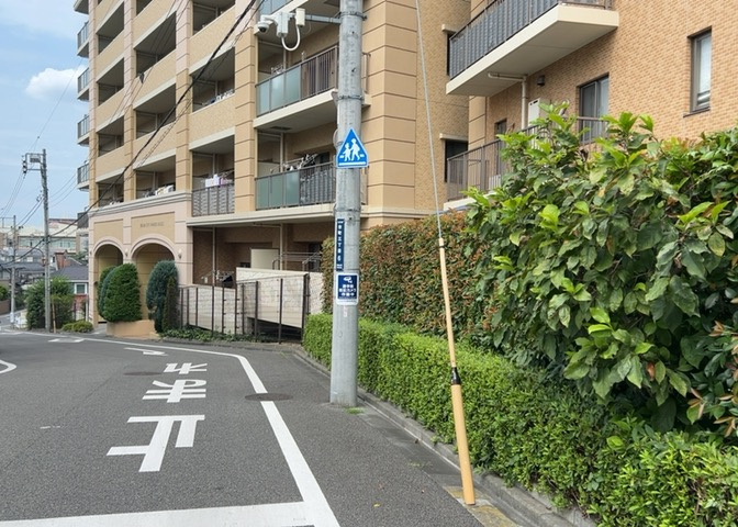 隣家の土地はどうなっているのか、生活利便施設が近くにあるのか、学校まで近いかなど、お客様のライフスタイルにあわせたイメージが重要です。また、近くにあると困る施設が近くにないかも確認するといいでしょう。