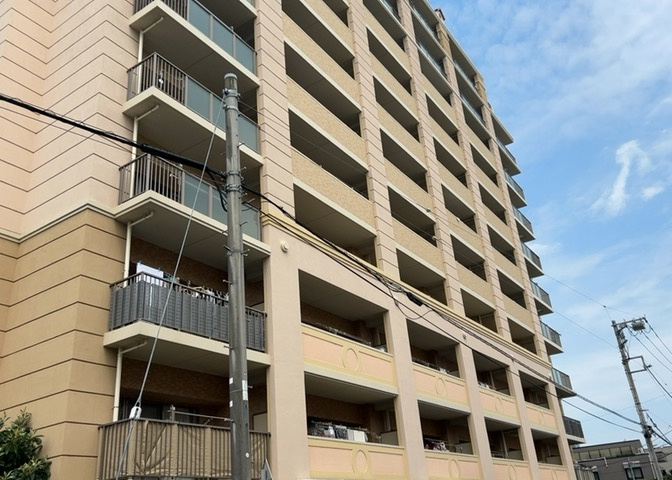 ＲＣ造、Reinforced　Concreteは直訳すると補強されたコンクリートです。主に柱や梁・床・壁が鉄筋とコンクリートで構成おり、鉄筋を組んだ型枠にコンクリートを流し込んで固めたものを指します。