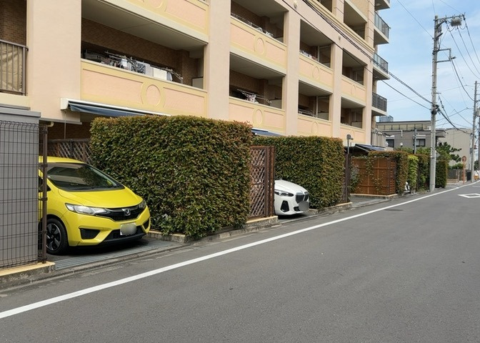 駐車場と明記されていても、最小スペースでつくられた駐車場だと大型車は駐車できなかったり、出入りしにくくなったりする可能性があります。お車のサイズと購入したい物件の駐車場のサイズを現地で確認しましょう。