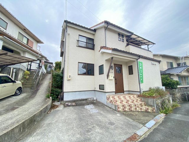 前面道路は公道です。駐車場からの日常の車の出し入れがスムーズ。こちらは即入居可能です！即入居可能のメリットは、家をすぐに手に入れられること。待機期間がないため、新生活をスムーズにスタートできます。