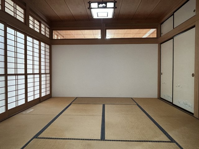 1階和室8帖の写真です。隣の部屋とは壁で仕切られており、続き間となっておりません。
