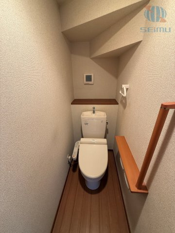 【リフォーム完了前／トイレ】背面にはちょっとしたカウンターがあり、小物やストック品を置くのにも便利。換気口も備わっており、空気のこもりを防ぎながら快適に保てます。