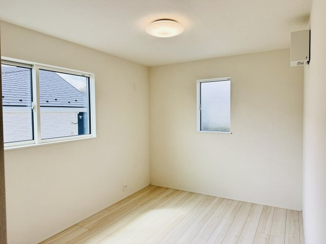 ～2階6.5帖の洋室　2面採光で明るく風通しの良いお部屋です～
