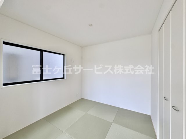 畳の上でゆっくりとくつろげる和室です