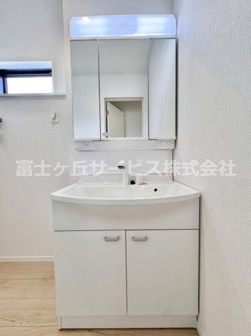 独立洗面台あり、毎朝おしゃれに忙しい女性の方におすすめです