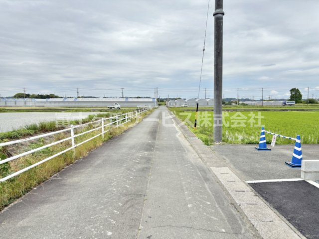 前面道路含む現地写真です
