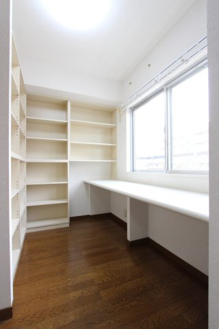 カウンターと造作本棚がしっかり確保された書斎コーナー！