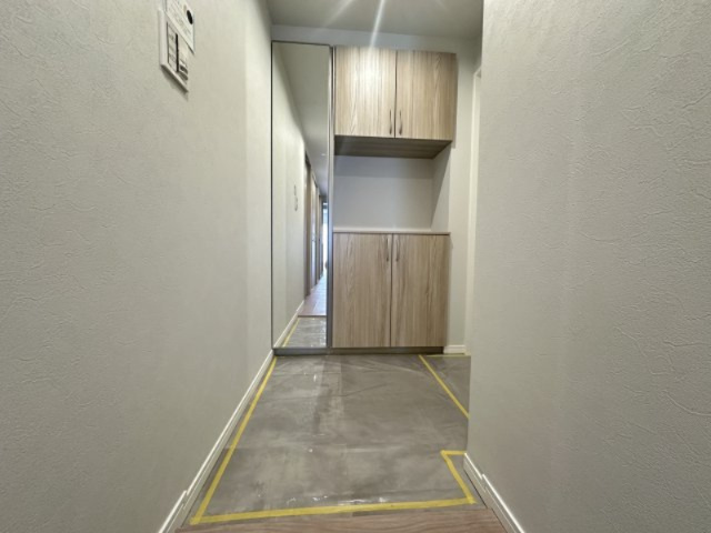 大きな窓からたっぷりの日差しが降り注ぐ明るい室内です。目覚めの良い朝を迎えられそうですね。