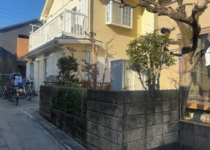 玄関は家の顔でもあり、家族以外の目にも止まる場所です。玄関は外との間を仕切る扉、靴などをしまっておく収納スペース、靴脱ぎのたたきスペース、来客とのやり取りをするドアホンなど複数のアイテムからなります。