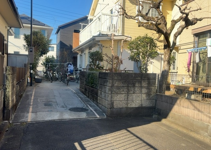 建物の基礎工事の方法は、主流となっているベタ基礎（防湿基礎）と布基礎の2種類に分類され、床下の通気性や耐久性などに違いがあります。建物の基礎部分の構造や付帯設備など詳細については現地でご確認ください。