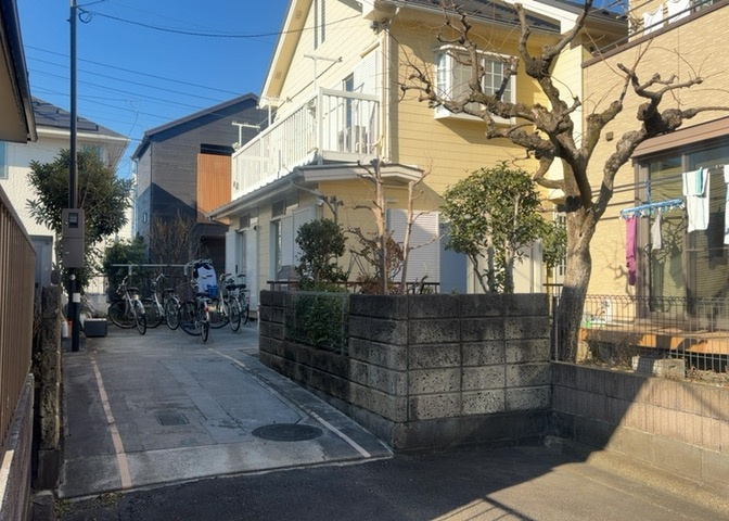 玄関ポーチにおいて最も重視すべきと言っても良いのが広さです。適切な広さの玄関ポーチでないと外見的なバランスは崩れてしまいますし、何より使いにくくなってしまいますので、現地で実際に下見をしてみましょう！