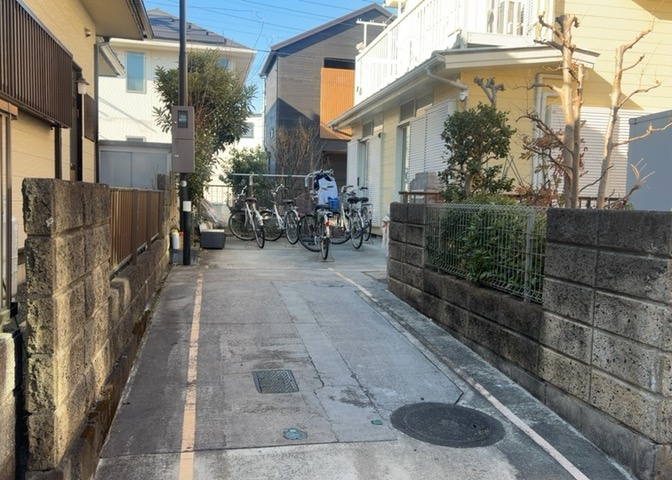 敷地内に散水栓や立水栓があると便利です。水道水を直接利用できるため、水を運ぶ手間を省くことが出来ます。大量の水を必要とする洗車作業や清掃などに役立ちます。その他設備とあわせて、現地でご確認ください。