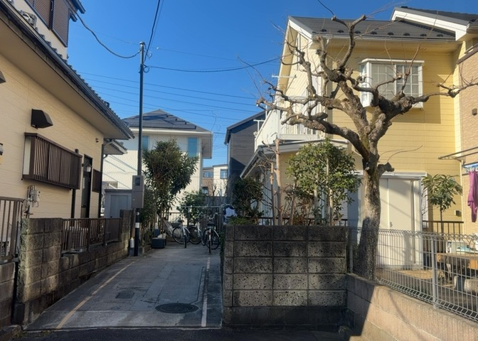 隣家の土地はどうなっているのか、生活利便施設が近くにあるのか、学校まで近いかなど、お客様のライフスタイルにあわせたイメージが重要です。また、近くにあると困る施設が近くにないかも確認するといいでしょう。