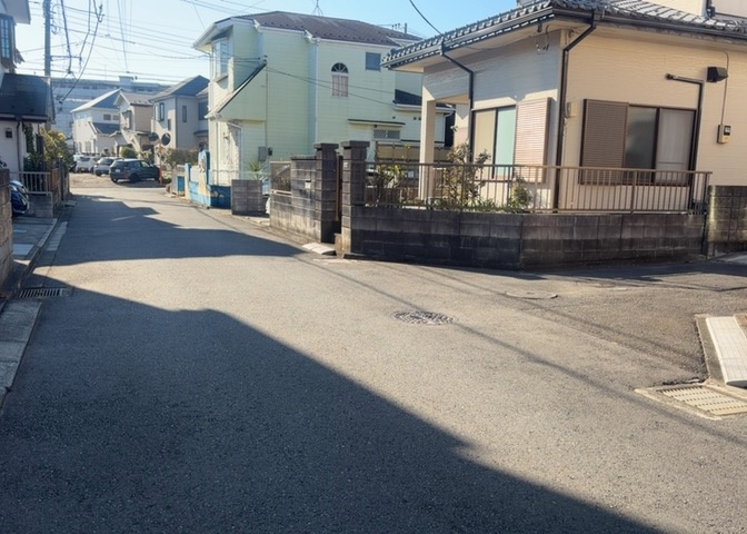 南側道路の場合は長い時間光を入れ込むことができるため、庭やリビングを道路側に持ってくることが多く土地価格も高い傾向にあります。一方北側道路だとリビングや庭が南側になりプライバシーを守ることができます。