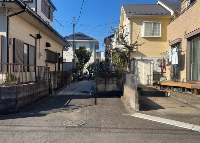 東側道路の場合は居室を南向きに設計しやすいため、朝日が入りやすいというメリットがあります。一方、西側道路も東側同様に居室を南向きに設計しやすいのですが、住宅地だと朝日が入りにくいという弱点があります。