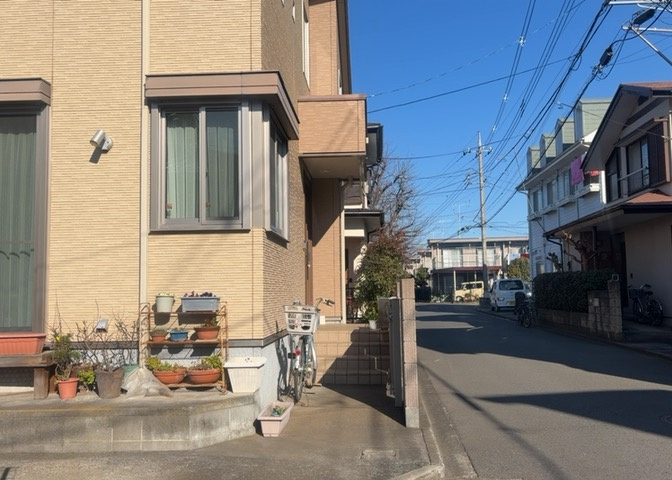 土地の地勢が高台の場合、景色を綺麗にみることができ、景色にこだわってお家探ししている方におすすめです！また平坦地よりも風通しがいいというメリットがあります。デメリットもあるので是非現地でご確認下さい。