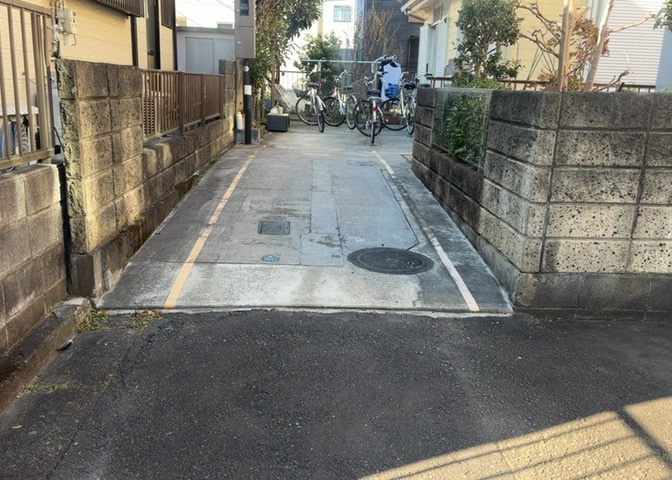 車一台あたりに必要なスペースは、標準サイズの普通自動車で横幅2m50cm、長さ5mは必要になります。ただし、乗降のことも考慮して横幅3m30cm、長さ5m50cmほどは確保できるところを選びましょう。