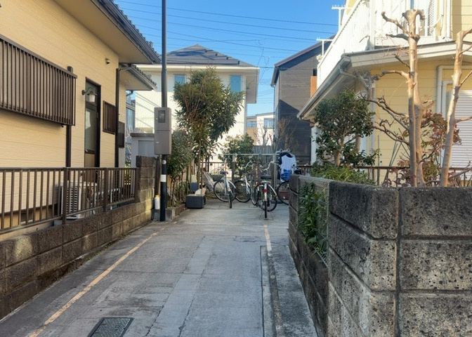 庭のある家に住むことのメリットとして、子どもたちの遊び場を確保できること、ガーデニングや家庭菜園を楽しめること、明るさを確保できることがあります。また、配置を工夫することでプライバシーが確保できます。