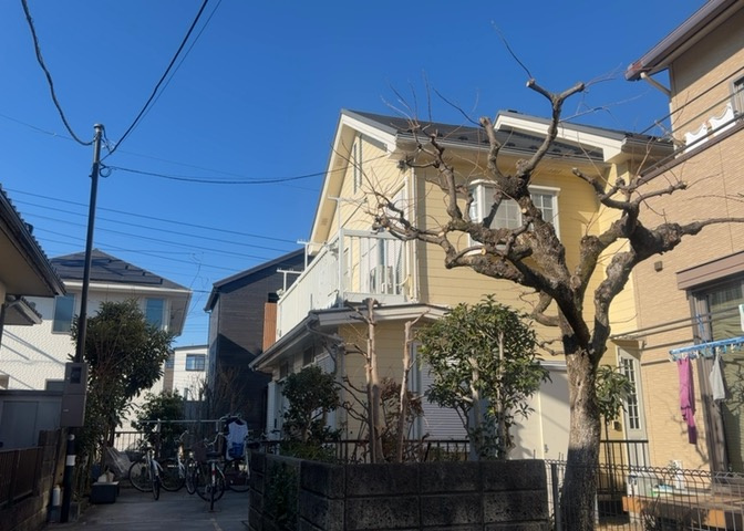 バルコニーは、建物内から室外へ楽に出入りできる便利なスペースです。また、バルコニーには手すりを付けることが義務付けられており、手すりの高さは110cm以上で施工することが建築基準法で定められています。