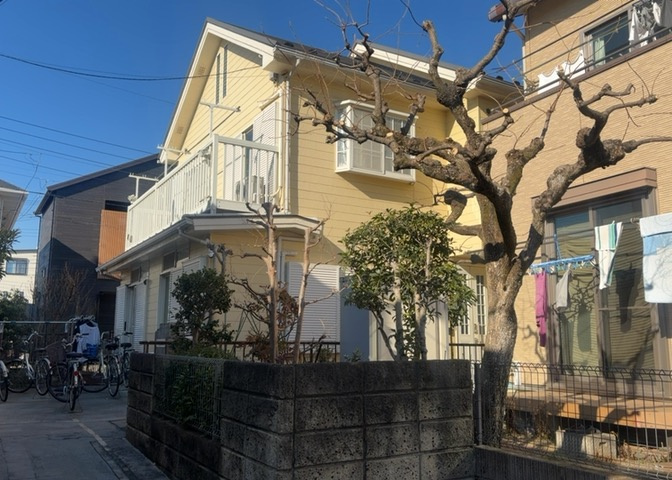 玄関は家の顔と言っても過言ではありません。現地を見学する際は玄関の広さや全体のバランスなどを見てみるといいでしょう。一般的なアプローチのしやすさだけではなく、お年寄りにも優しい設計のものだと安心です。